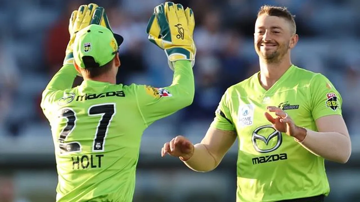BBL 16 preview: Sydney Thunder players in lime green kit celebrate a wicket in a Big Bash League match