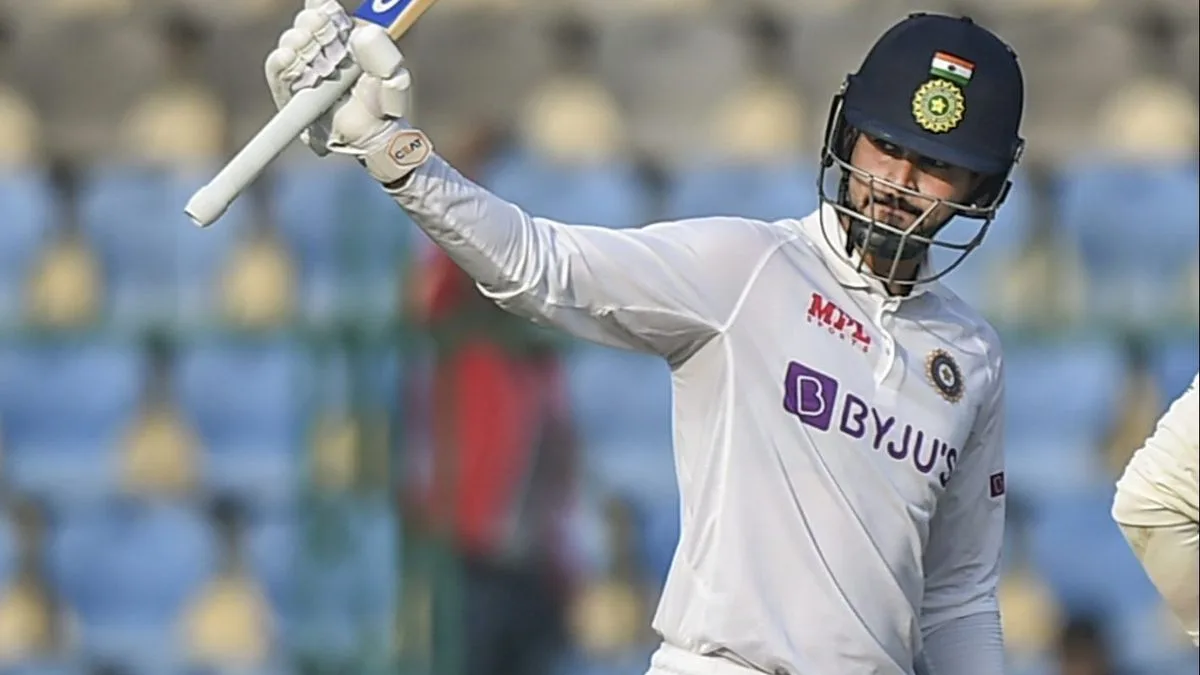 Shreyas Iyer biography: Shreyas Iyer raising his bat
