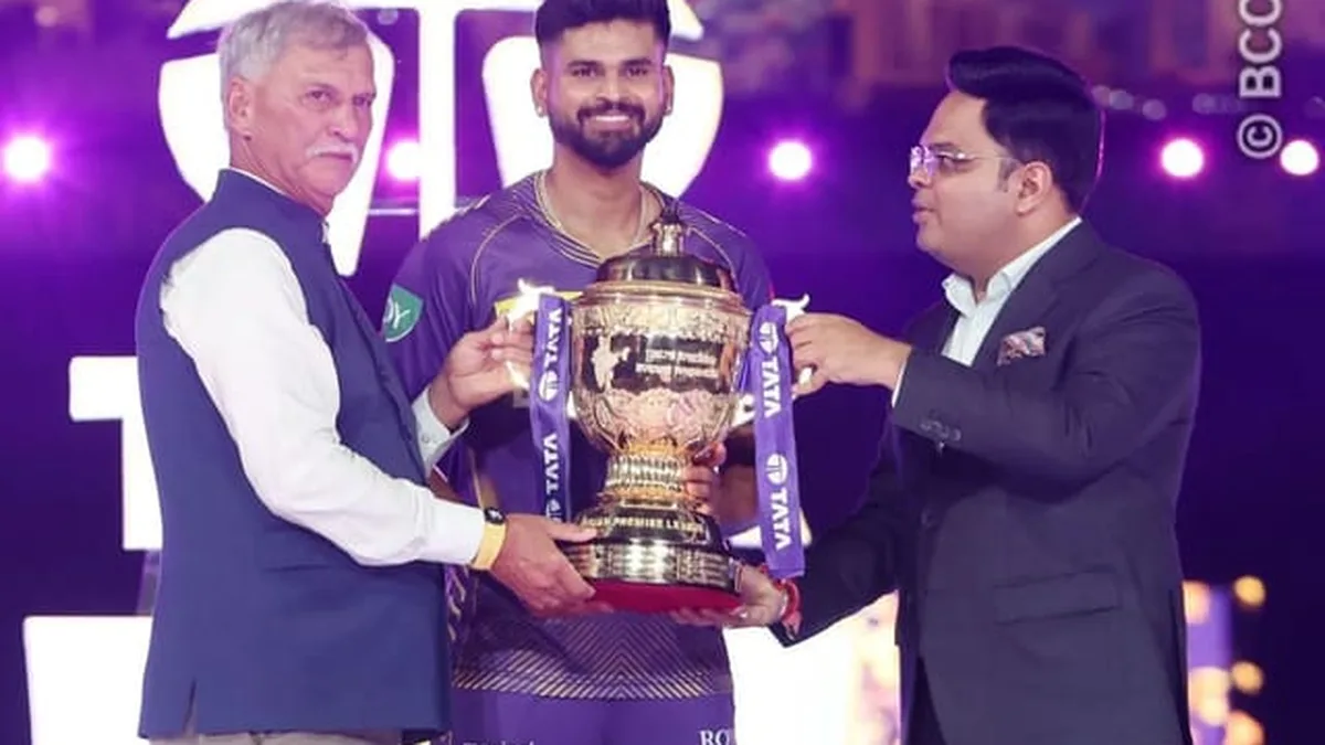 Shreyas Iyer biography: Shreyas Iyer lifting the IPL 2024 trophy