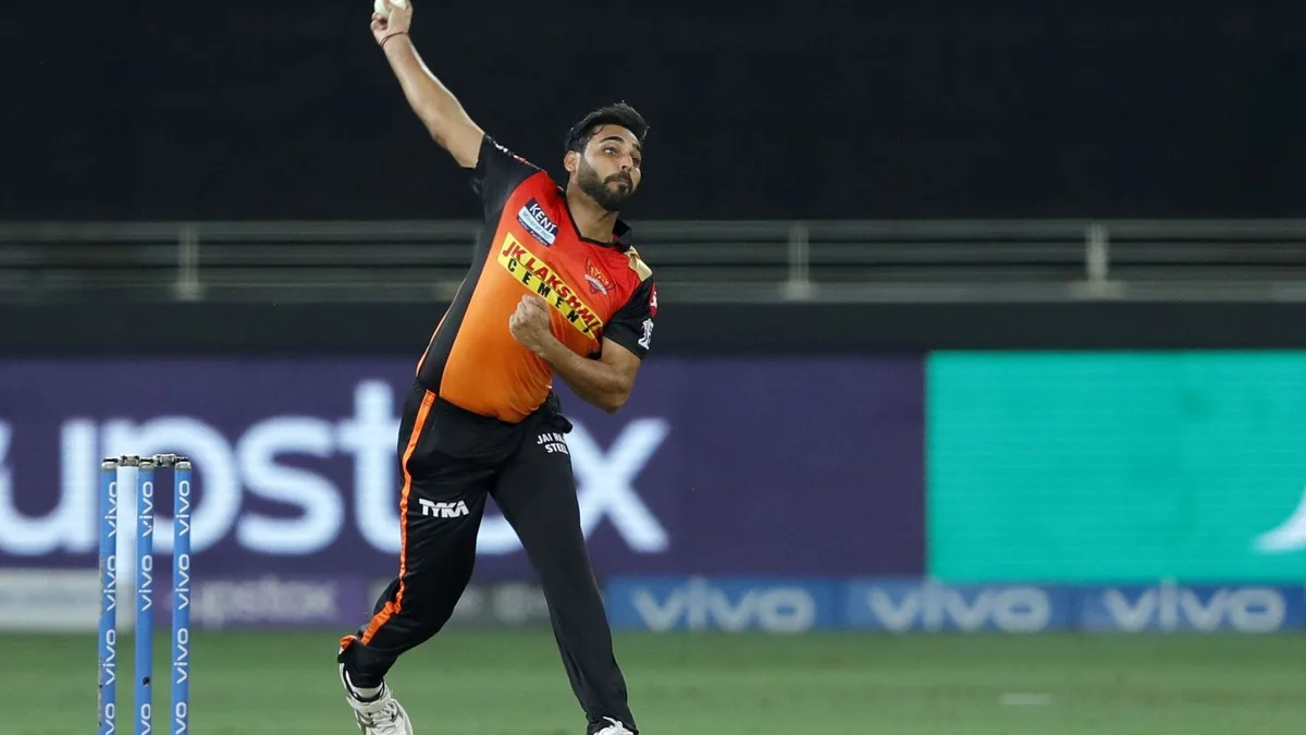 bhuvneshwar kumar biography: Bhuvneshwar Kumar in his SRH bowling action