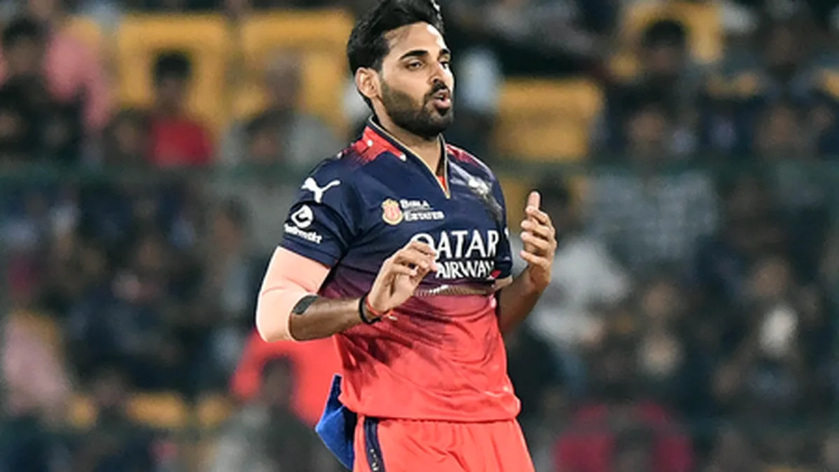 bhuvneshwar kumar biography: Bhuvneshwar Kumar in the RCB jersey