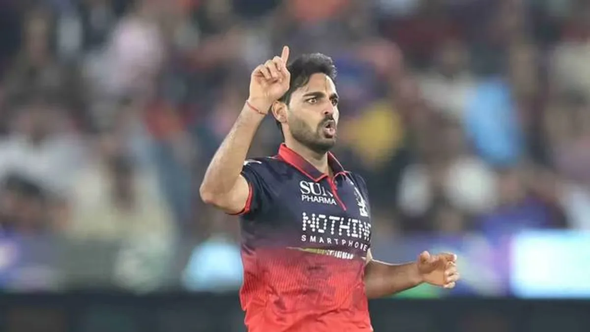 bhuvneshwar kumar biography: Bhuvneshwar Kumar appealing in the RCB jersey