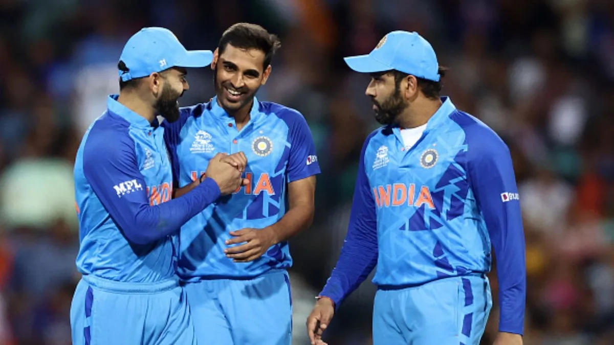 bhuvneshwar kumar biography: Bhuvneshwar Kumar with Virat Kohli and Rohit Sharma at the T20 World Cup